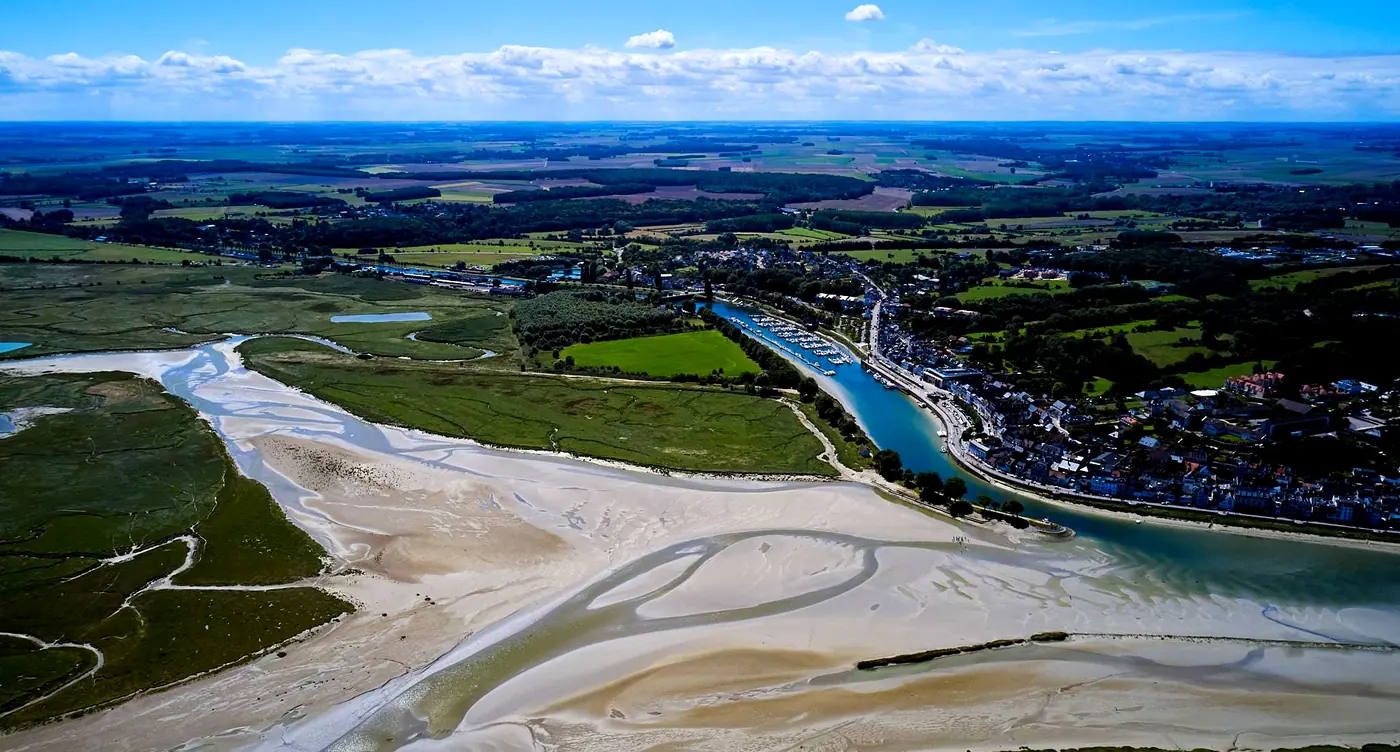 Vue aérienne de Saint-Valery-sur-Somme, de son port et de la baie